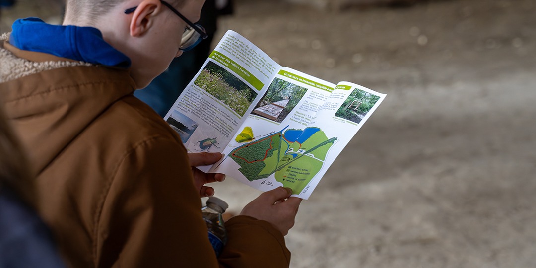 Collégien lisant une brochure sur l'espace naturel sensible de Vanneau