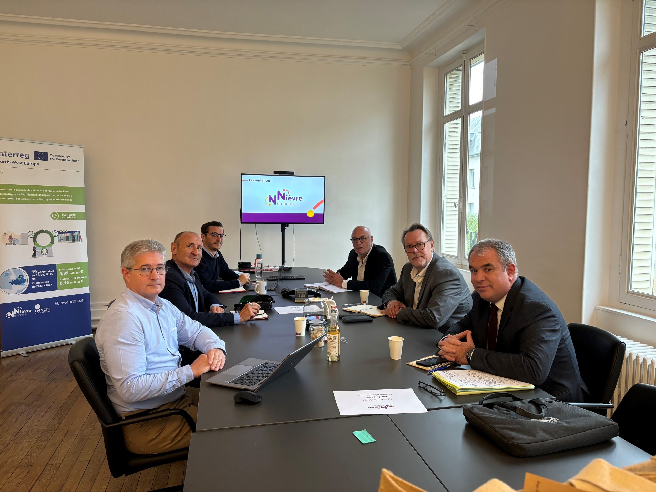 Partage d'expériences à Nièvre Numérique entre la délégation du Département de l'Yonne : Pascal Henriat, vice-président en charge du numérique, Christophe Flouzat, directeur de la Transition numérique, Mathieu Chartron, directeur général des services ; et la délégation de Nièvre Numérique : Jean-Dimas Malot, directeur, Nicolas Satgé, directeur technique, Thomas Relin, chargé de mission Innovation numérique.